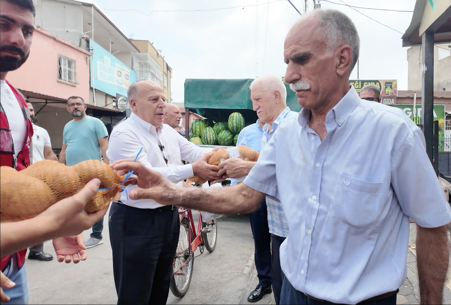 BAŞKAN ALİ DEMİRÇALI, DAR GELİRLİ AİLELERE ÜCRETSİZ PATATES DAĞITTI