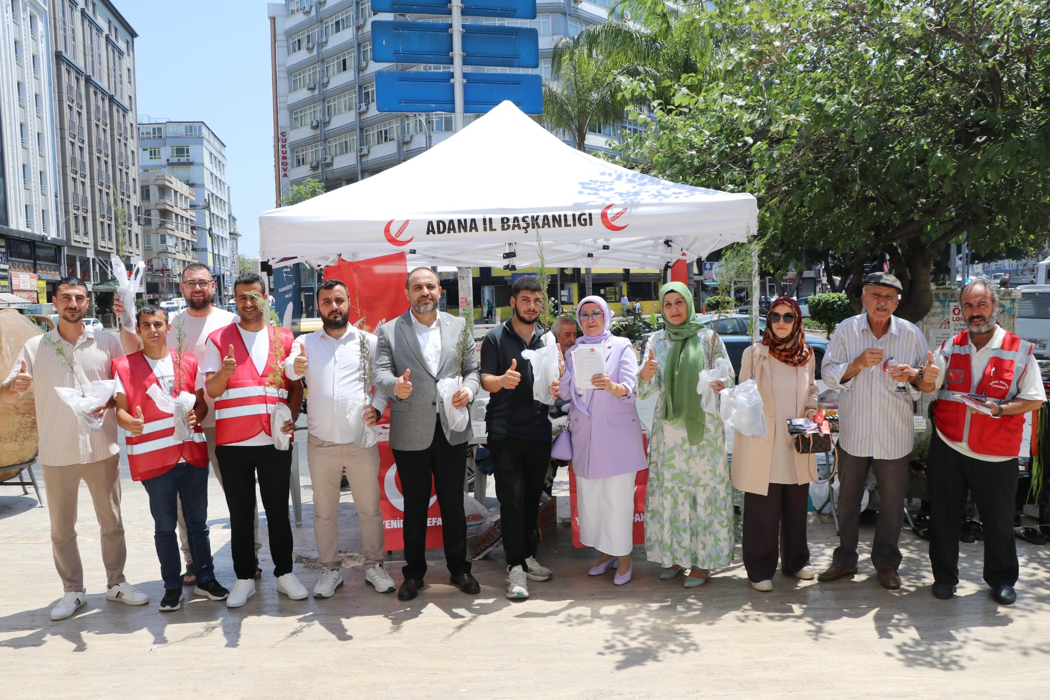 YENİDEN REFAHLILAR ADANA’DA FİDAN  DAĞITARAK GELECEĞE NEFES OLDU