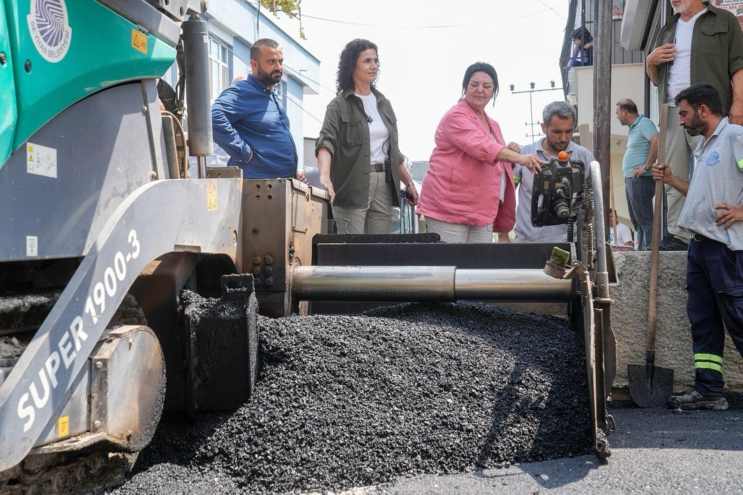 BAŞKAN VEKİLİ AKKAN, SEYHAN’DA ASFALT ÇALIŞMALARINI DENETLEDİ