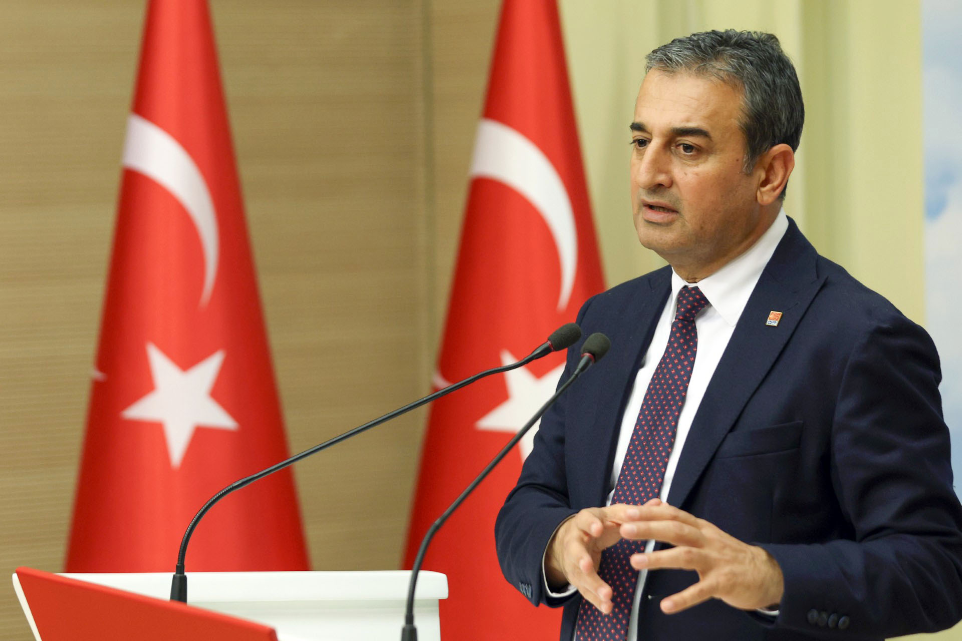 “SİZ SARAYDA SEFA SÜRERKEN HALK AÇLIK SINIRI ALTINDA SEFALETİ YAŞIYOR”