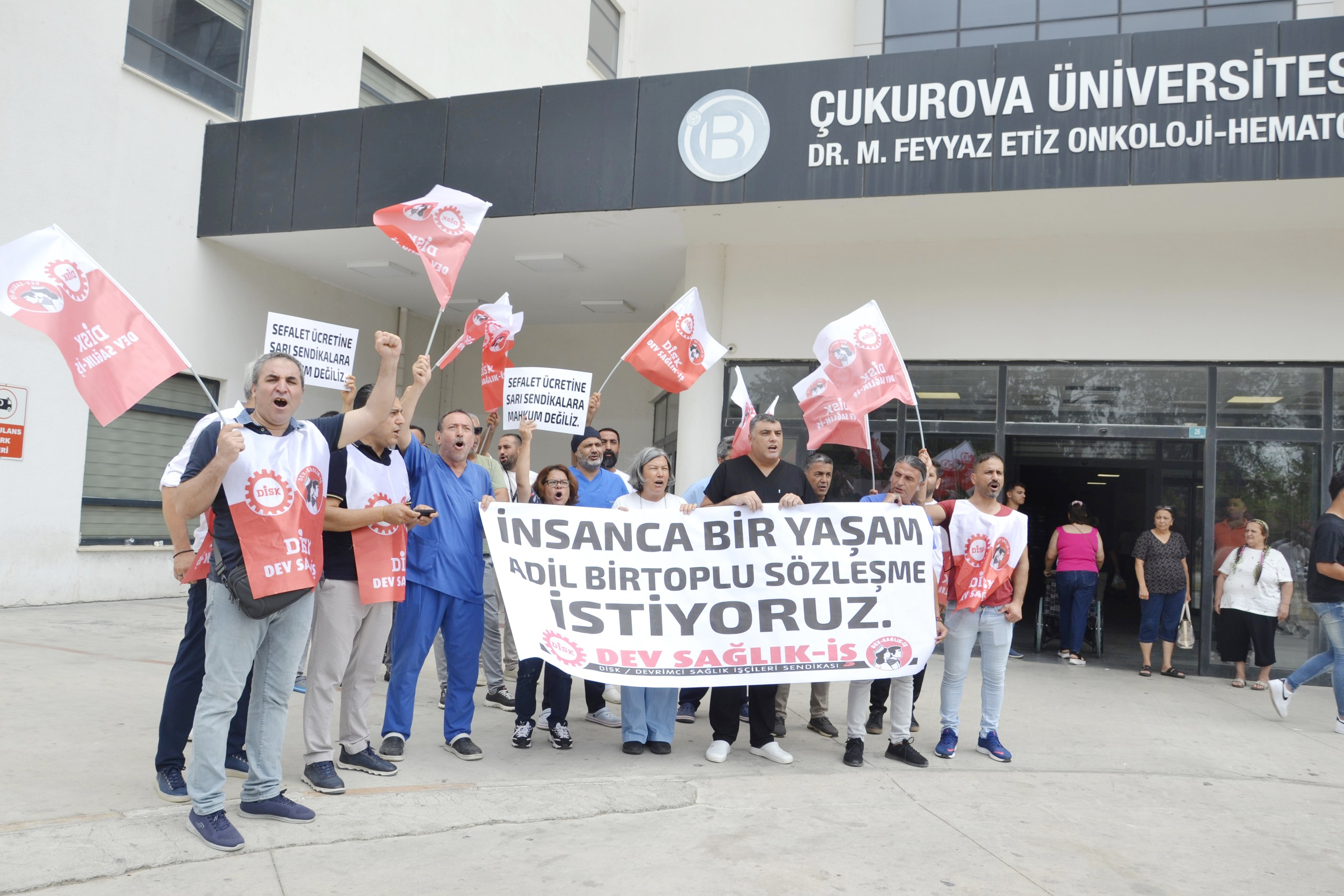 DİSK Dev Sağlık-İş Sendikası Balcalı Hastanesi önünde eylem yaptı 