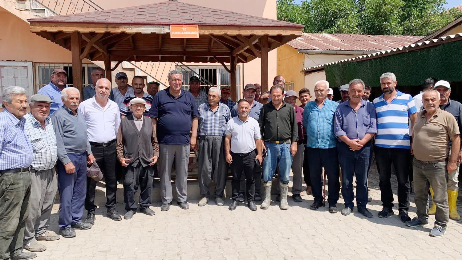EMEKLİLER ‘AÇIZ AÇ!’ DİYE HAYKIRIYOR