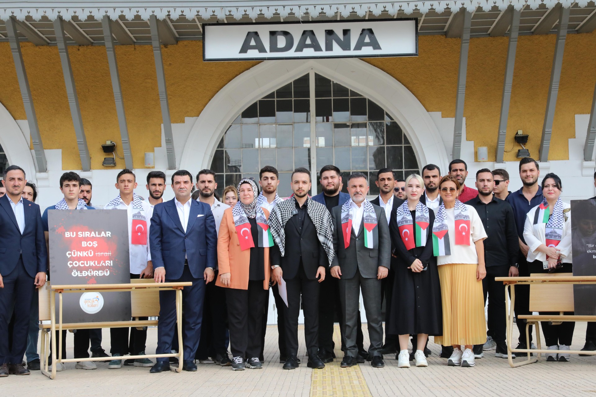 AK PARTİLİ GENÇLER GAZZE İÇİN ‘BOŞ SIRALAR’ EYLEMİ GERÇEKLEŞTİRDİ