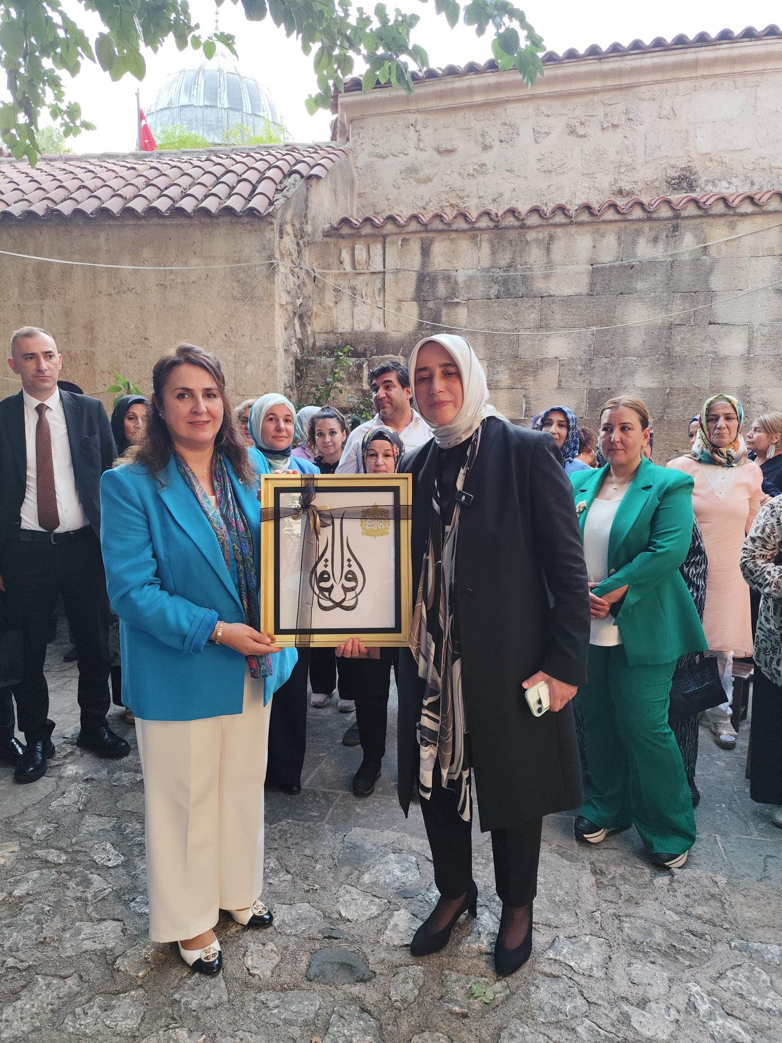 ÖZLEM ZENGİN, KADINLARLA BULUŞARAK ONLARI DİNLEDİ