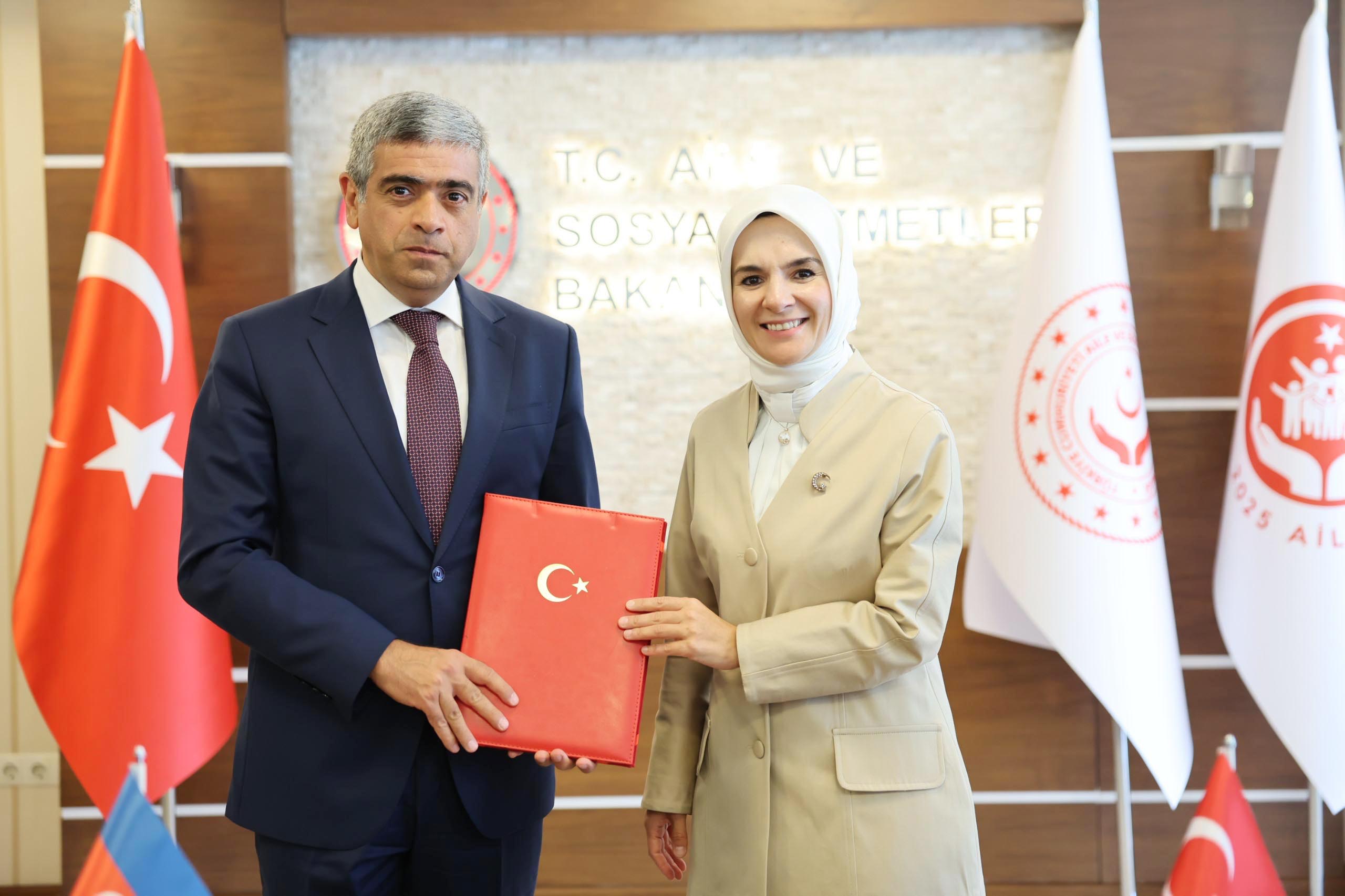Bakan Göktaş, Azerbaycan Çalışma ve Halkın Sosyal Koruması Bakanı Aliyev ile bir araya geldi
