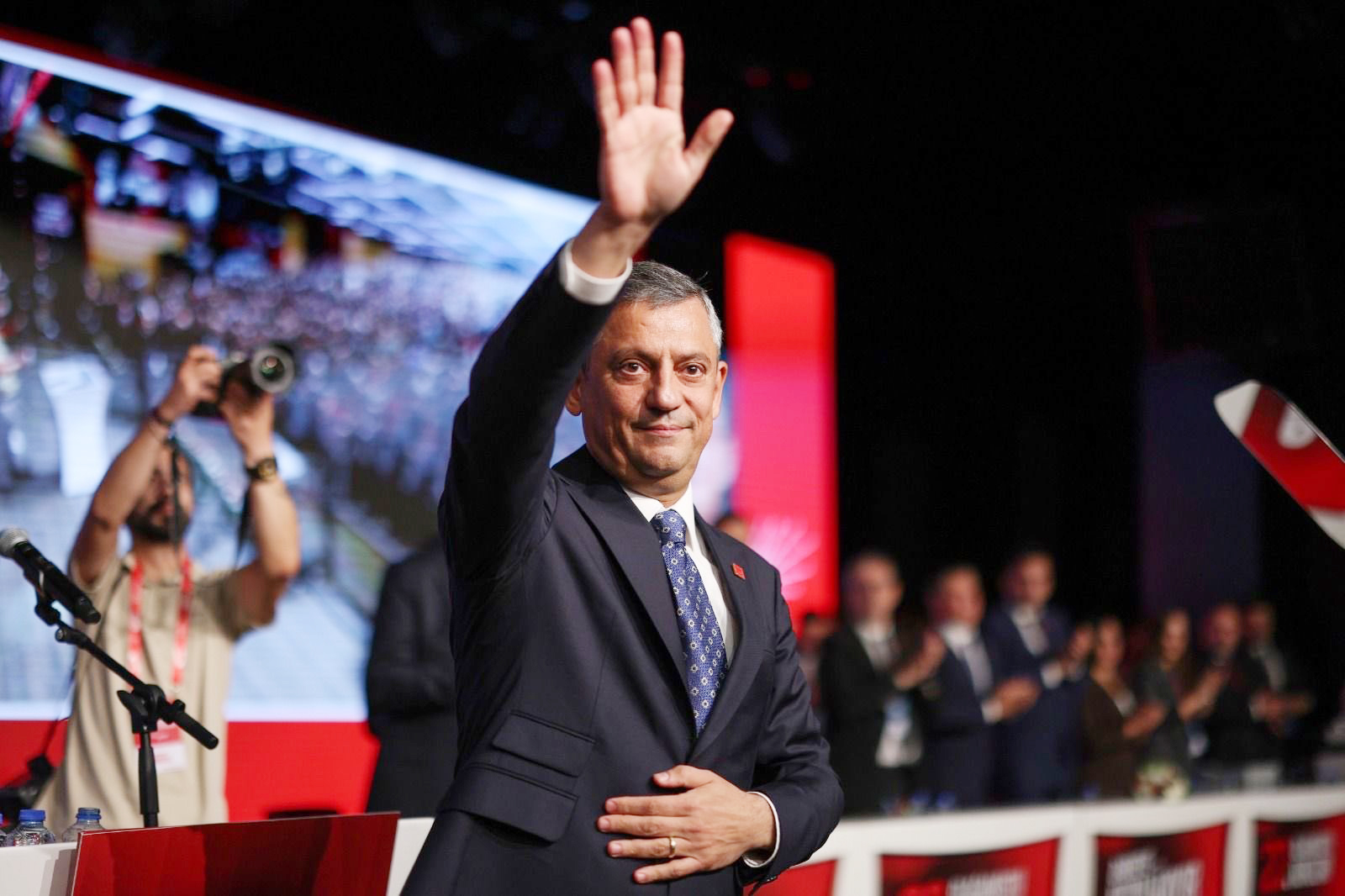 ÖZGÜR ÖZEL, ÜÇÜNCÜ KEZ GENEL BAŞKANLIĞA SEÇİLDİ