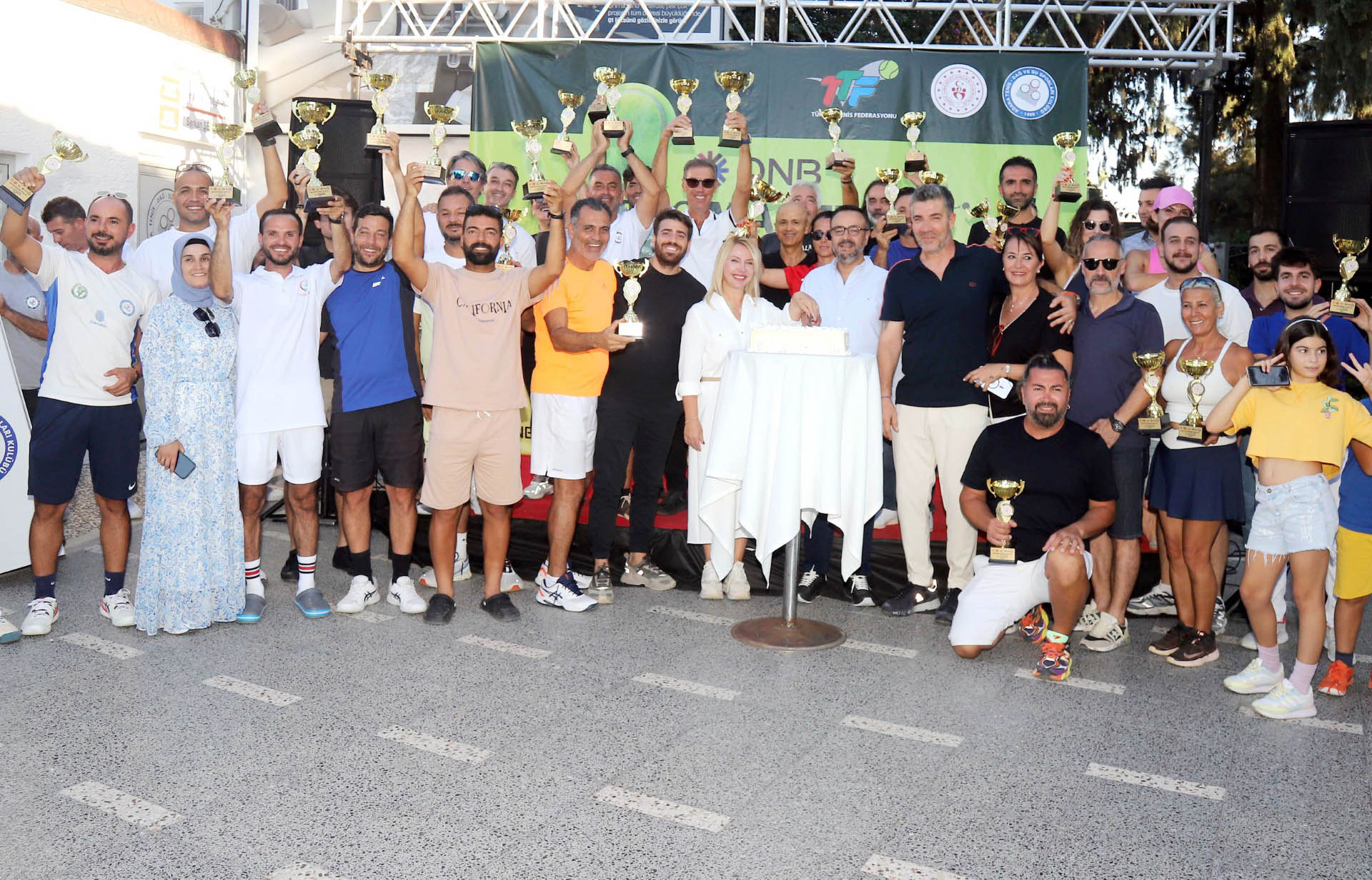 ADANA’DA TENİS ŞÖLENİ YAŞANDI