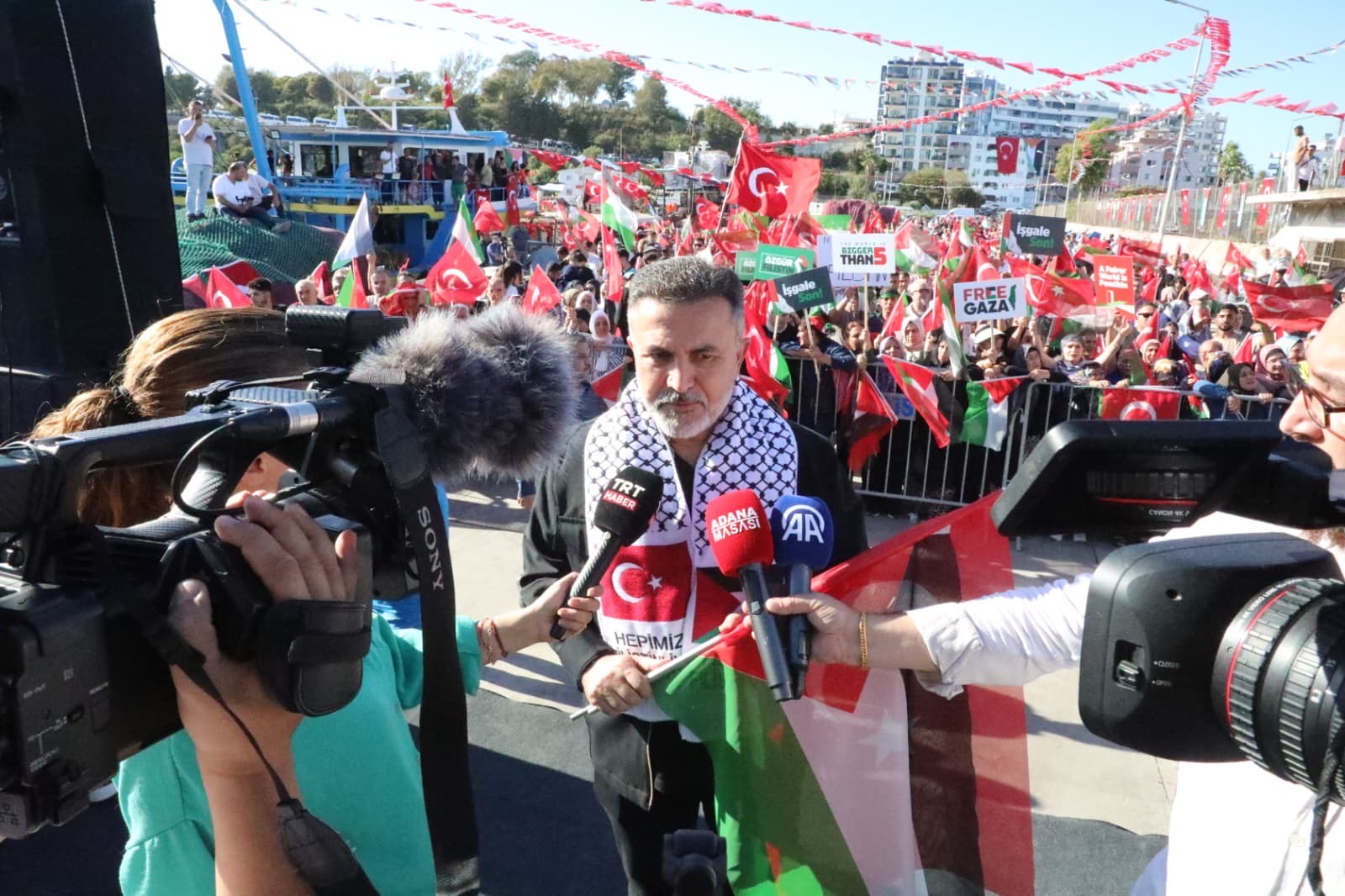 GAZZE’NİN ONURLU DİRENİŞİNE KARATAŞ’TAN DESTEK