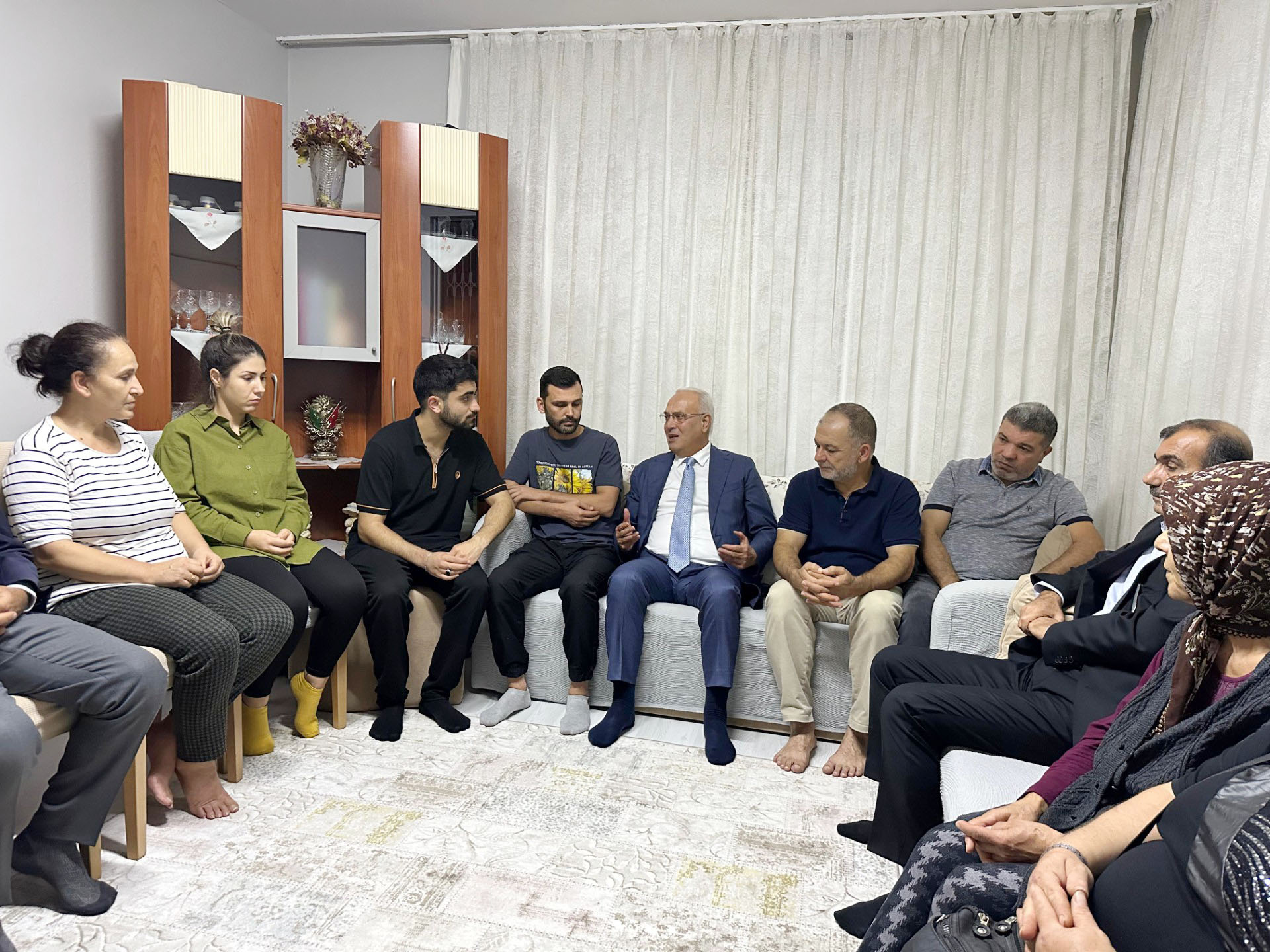 MHP ADANA ‘HAYIRLI GÜNLER KOMŞUM’ İLE GÖNÜL KÖPRÜLERİNİ GÜÇLENDİRİYOR
