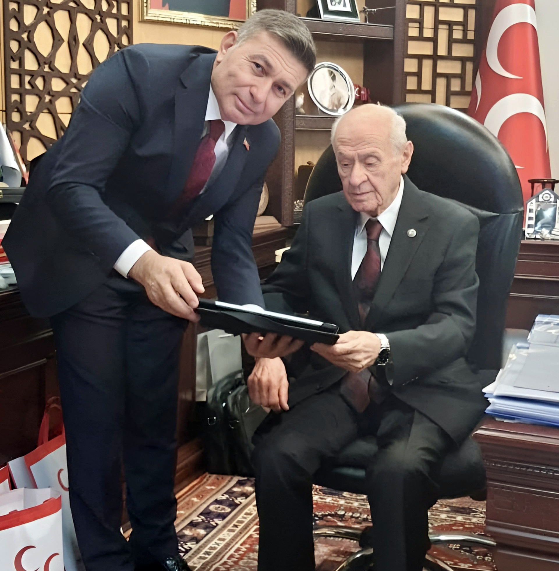 BAŞKAN BEKİR ŞİMŞEK, DEVLET BAHÇELİ’YE ÇALIŞMALARI HAKKINDA SUNUM YAPTI