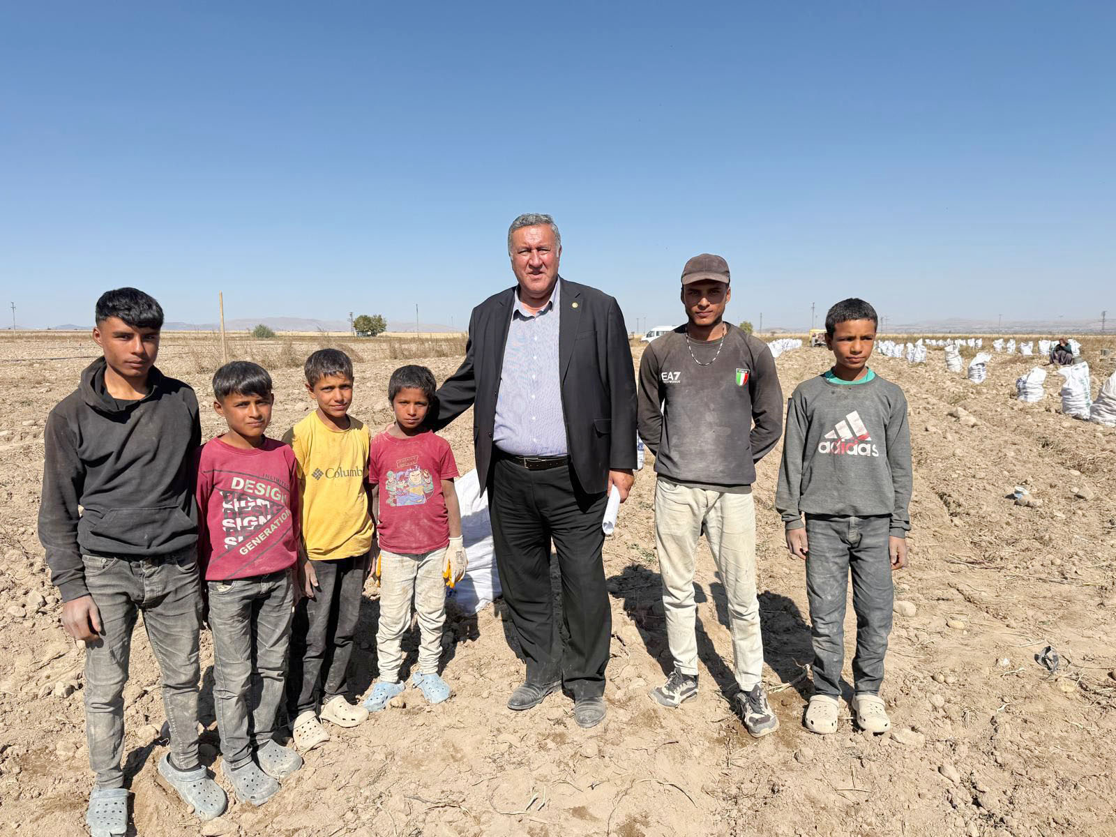 CHP’Lİ ÖMER FETHİ GÜRER; TARIM İŞÇİLERİNİN ÇOCUKLARININ YAŞAM KOŞULLARI İYİLEŞTİRİLMELİ