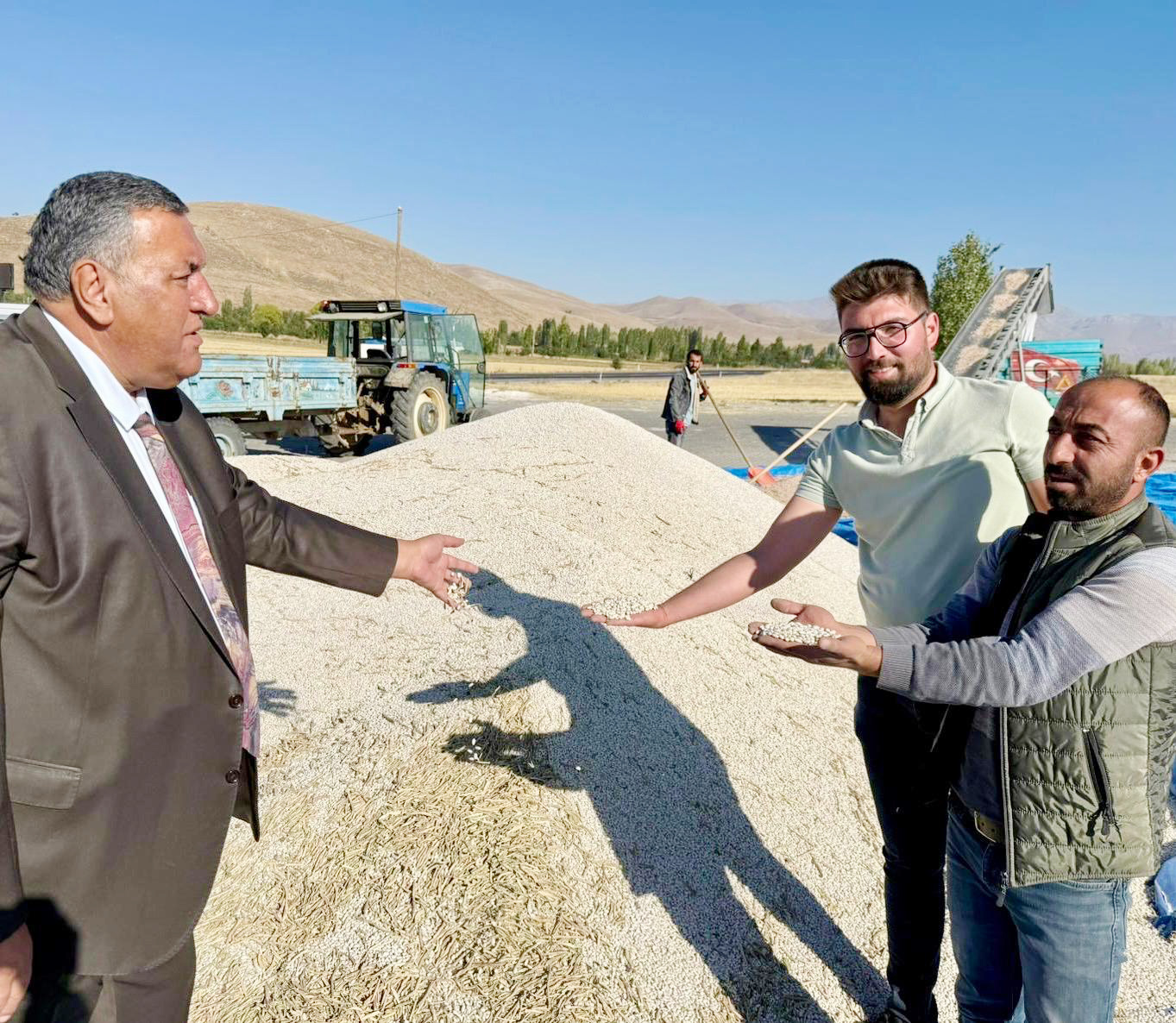 CHP Niğde Milletvekili Ömer Fethi Gürer fasulye üreticilerinin sorunlarını dinledi
