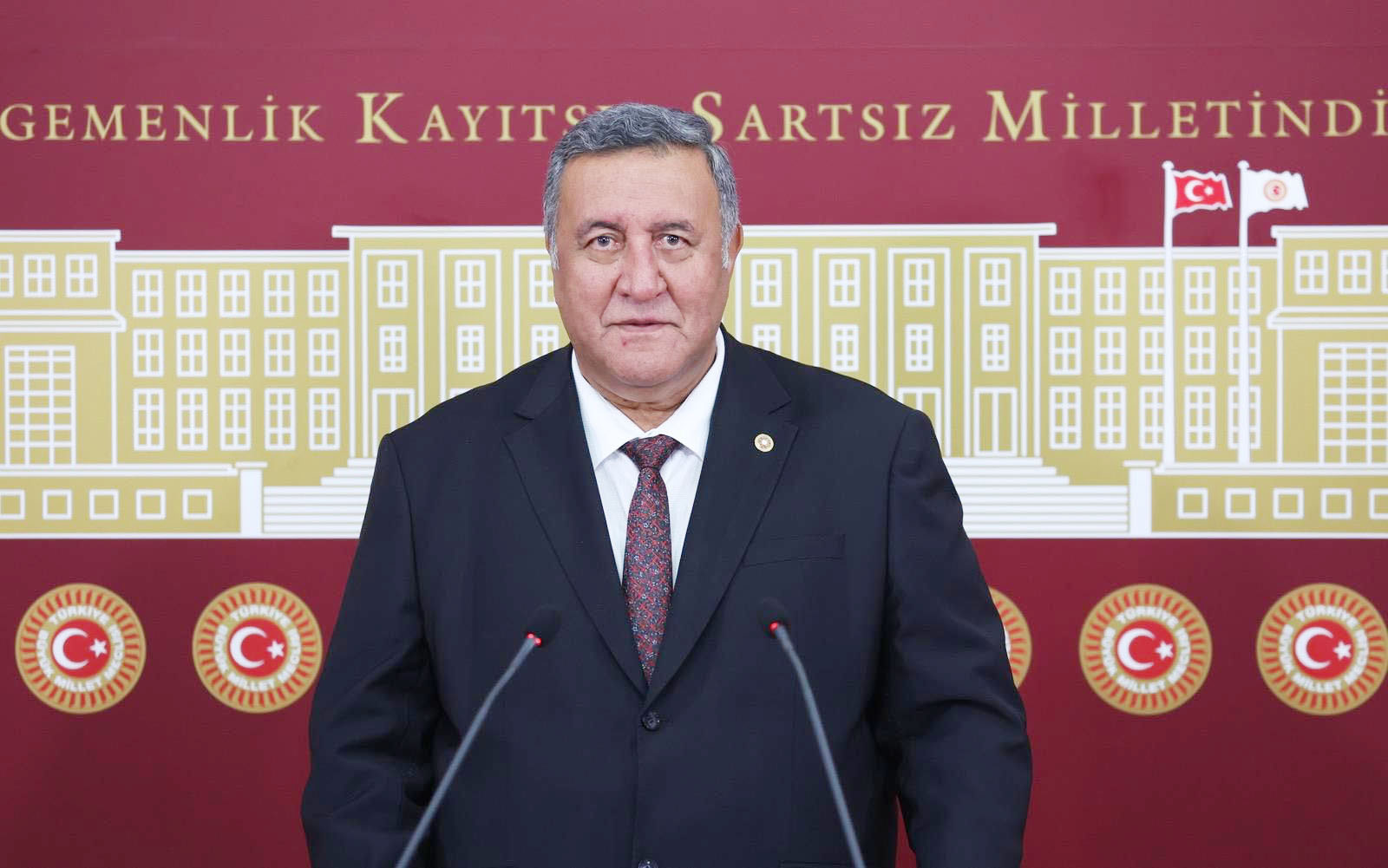 “VATANDAŞLAR GEÇİNEMİYOR”