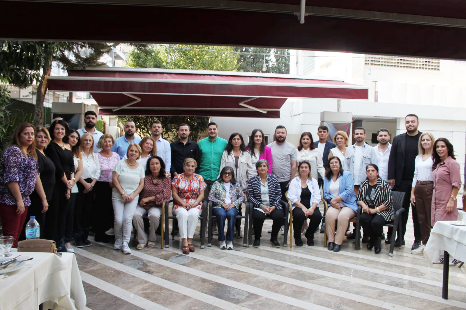 CHP’DE KADINLAR VE GENÇLER EL ELE