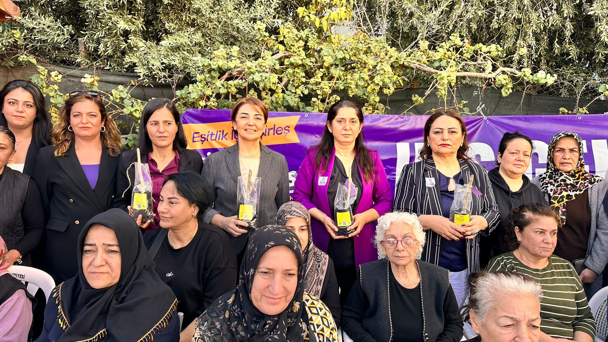 CHP’Lİ DR.MÜZEYYEN ŞEVKİN, ZEYTİN FİDANI DAĞITTI, KAMPANYA BAŞLATTI