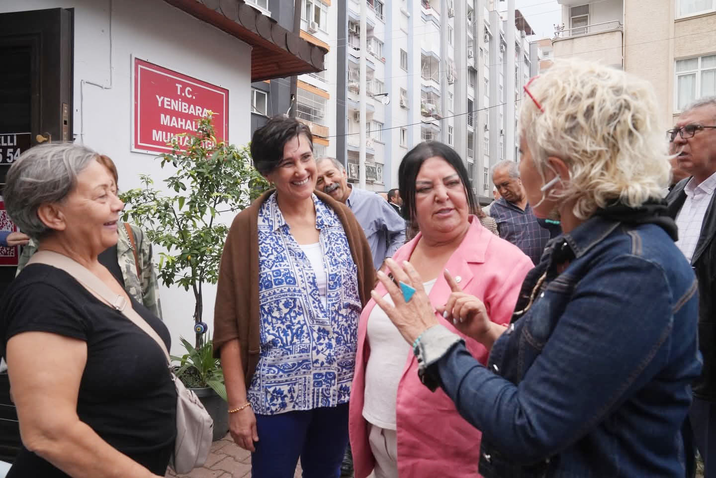 SEYHAN BELEDİYE BAŞKAN VEKİLİ HASİBE AKKAN VATANDAŞ VE ESNAFLA BULUŞTU