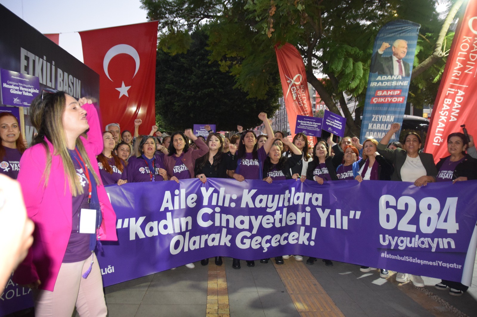 CHP ADANA KADIN KOLLARI KADIN CİNAYETLERİNE KARŞI YÜRÜDÜLER