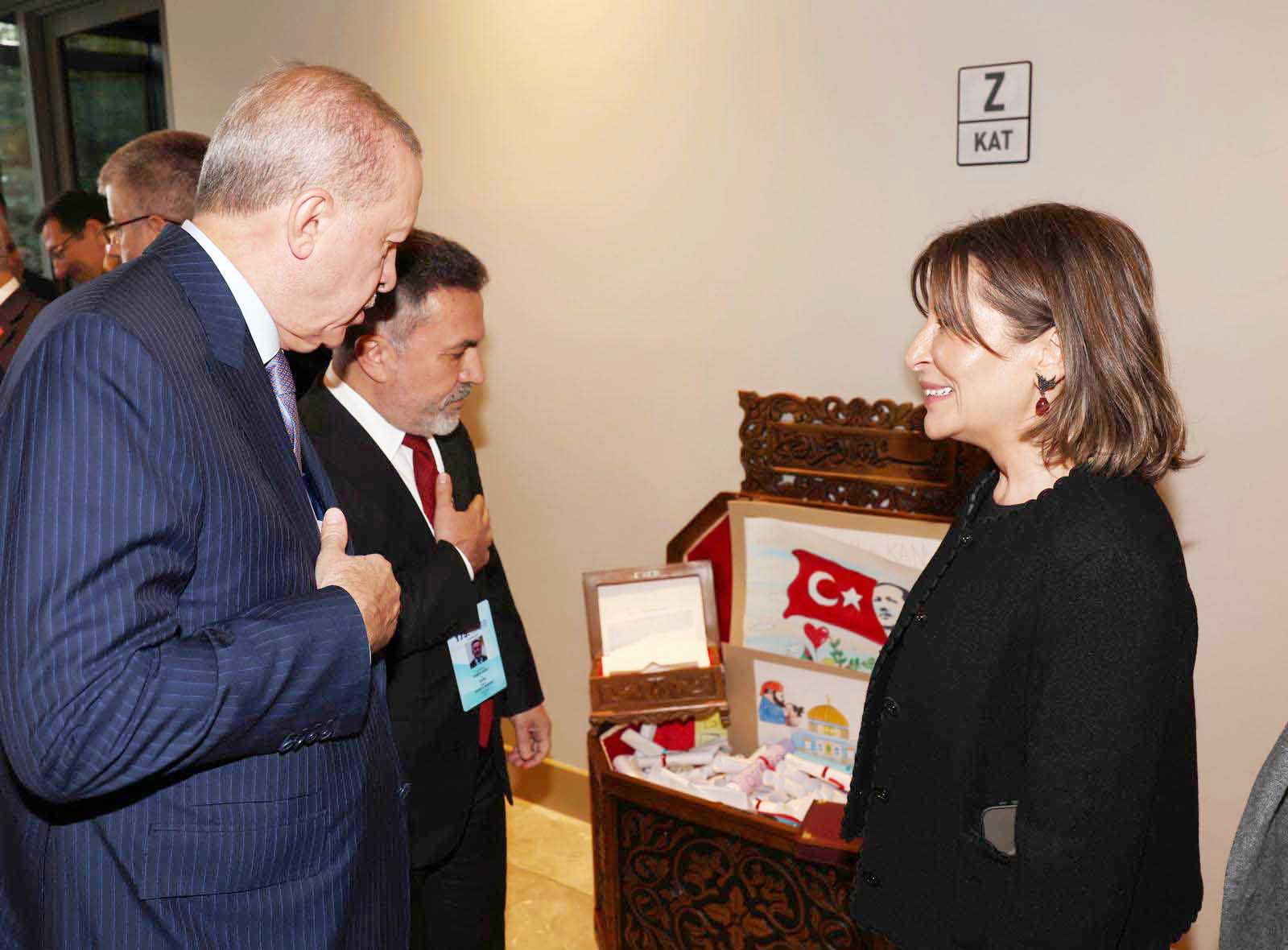 CUMHURBAŞKANI ERDOĞAN’A, ADANALI ÇOCUKLARIN HAZIRLADIĞI ‘KARDEŞLİK SANDIĞI’ VERİLDİ