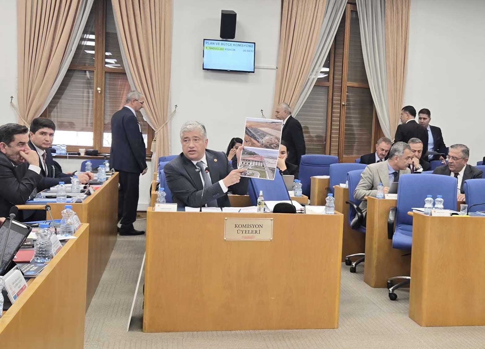 SADULLAH KISACIK, “ADANA’NIN KUZEY İLÇELERİNİN YOLLARINDA CAN GÜVENLİĞİ YOK” DEDİ