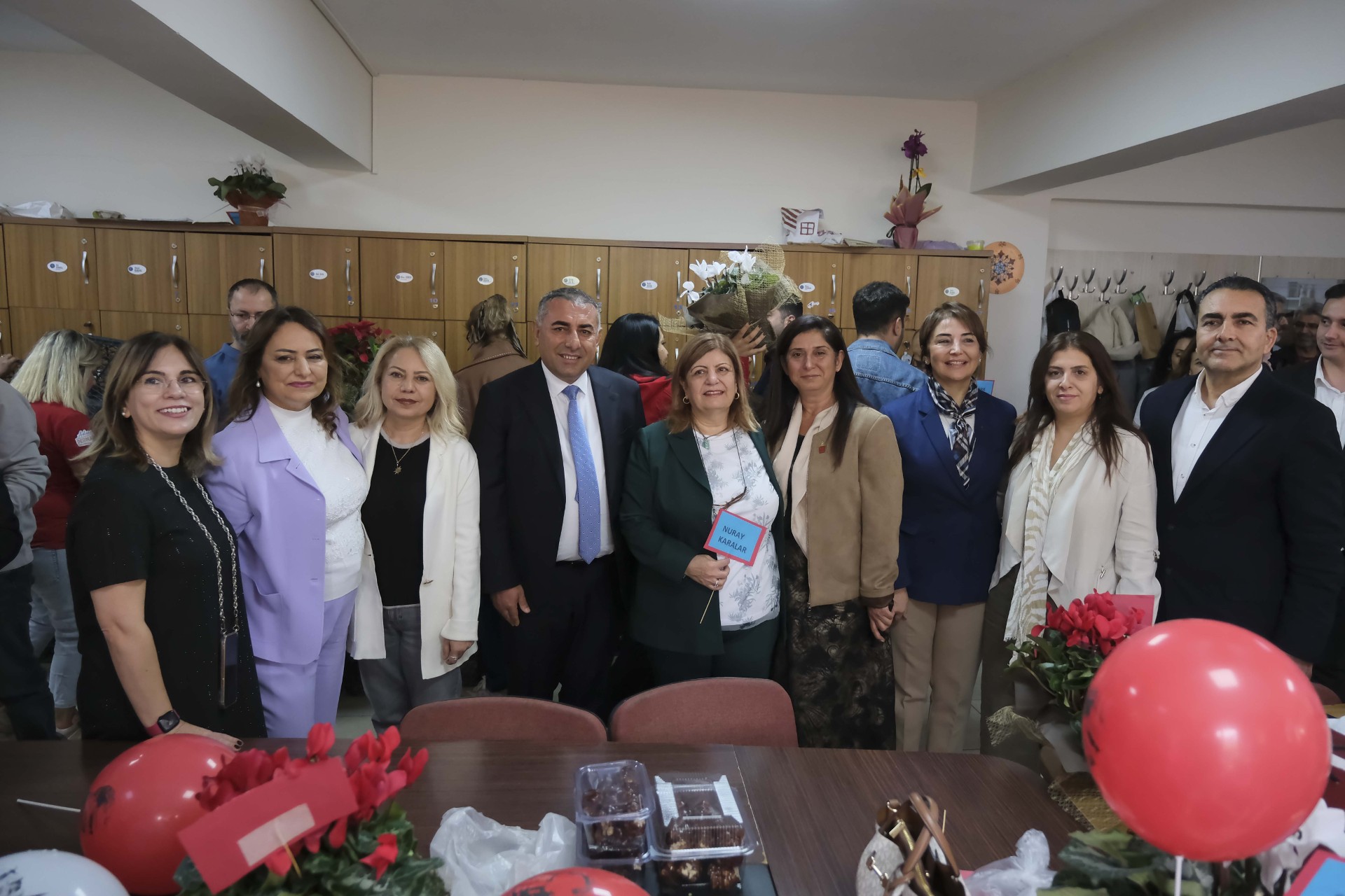 GÜNGÖR GEÇER, NURAY KARALAR’IN VE DİĞER ÖĞRETMENLERİN GÜNÜNÜ KUTLADI