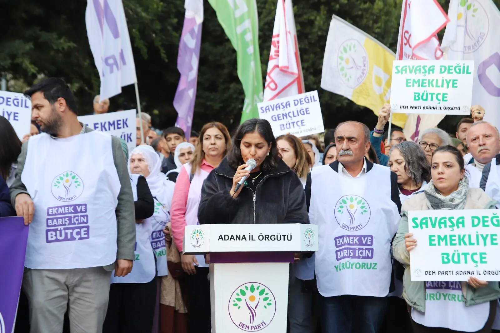 DEM PARTİ’NİN ‘EKMEK VE BARIŞ İÇİN BÜTÇE’ YÜRÜYÜŞÜ ADANA’DA YAPILDI