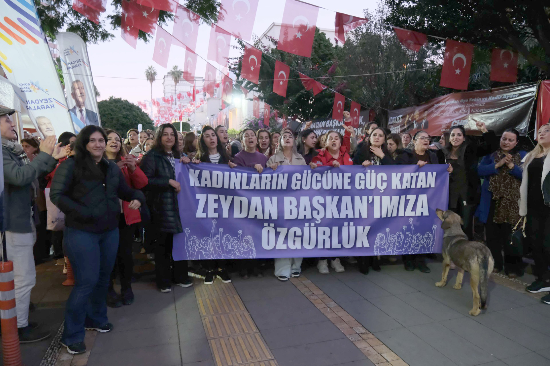 BÜYÜKŞEHİR BELEDİYESİ’NİN KADIN ÇALIŞANLARI BAŞKAN ZEYDAN KARALAR İÇİN ÖZGÜRLÜK İSTEDİ