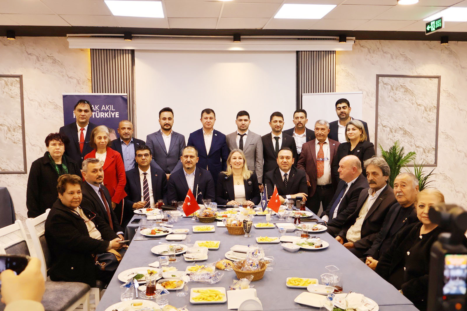 “MİLLET AÇLIK VE SEFALET ÇEKERKEN İKTİDARIN BUNDAN HABERİ YOK!”