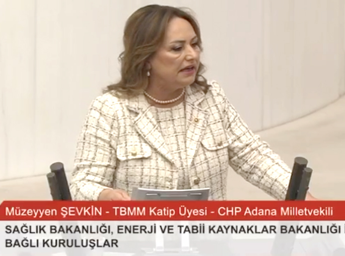 MÜZEYYEN ŞEVKİN, TÜRKİYE’DEKİ ÖLÜMLERİ KÜRSÜDEN 10 SANİYELİK SESSİZLİK EYLEMİYLE PROTESTO ETTİ