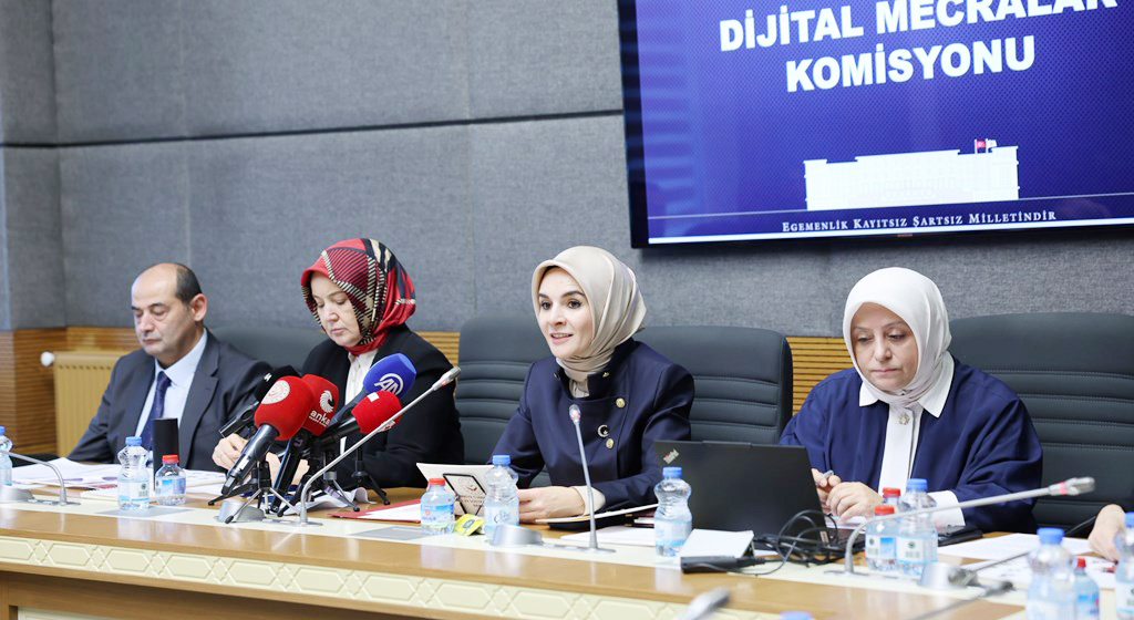 Bakan Mahinur Özdemir Göktaş; “Yasaklayıcı değil denetleyici rol üstlenmek gerekiyor”