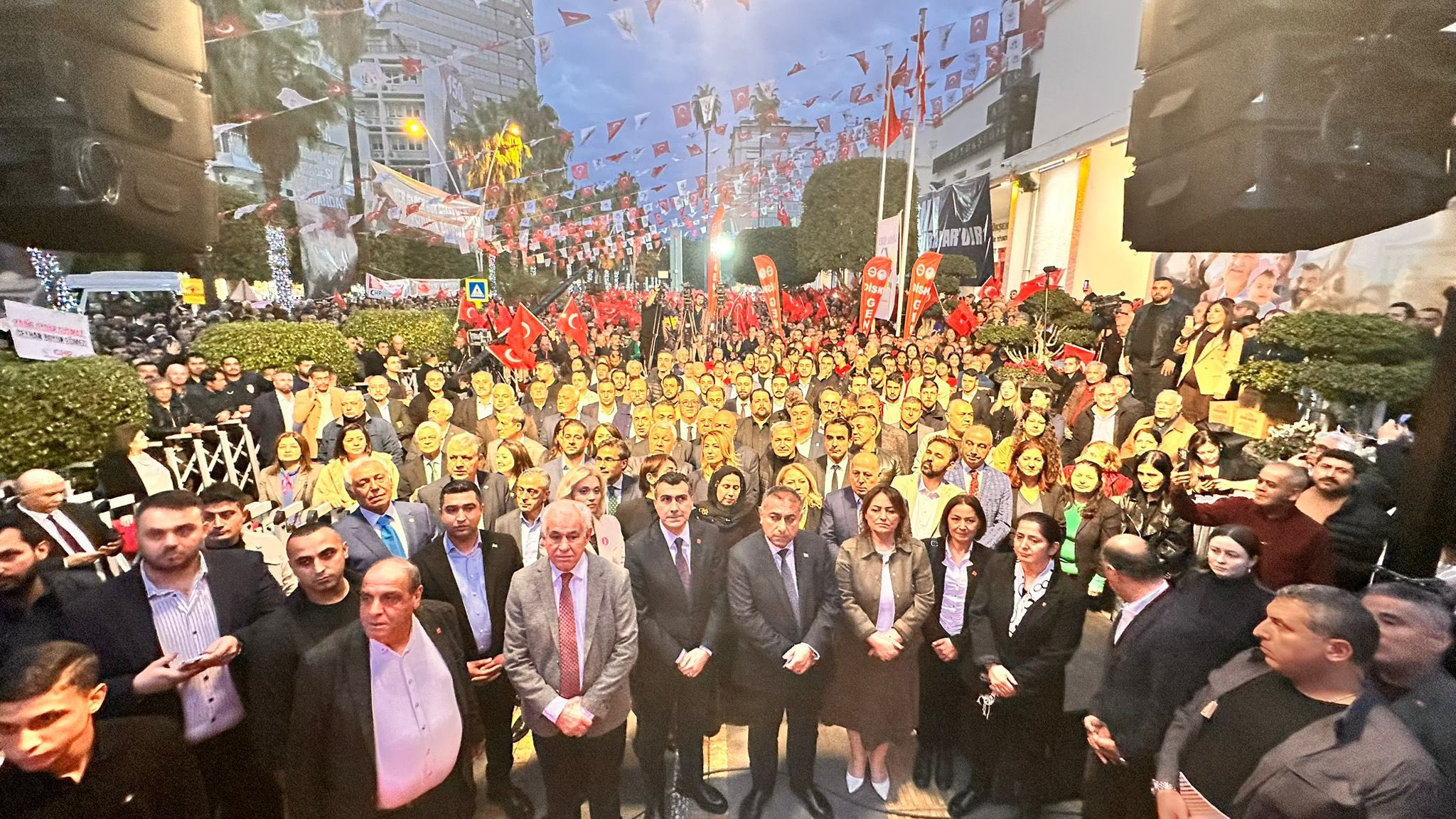 ONBİNLERCE ADANALI, BAŞKAN ZEYDAN KARALAR’IN SERBEST BIRAKILMASINI VE GÖREVE İADESİNİ İSTEDİ